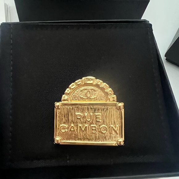 🔥CHANEL RUE CAMBON Brooch - Picture 3 of 5